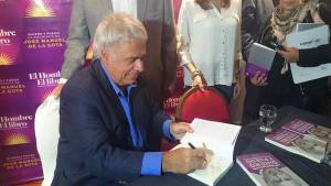Sota-firma-libro-Quiero-Puedo_CLAIMA20150429_0526_27